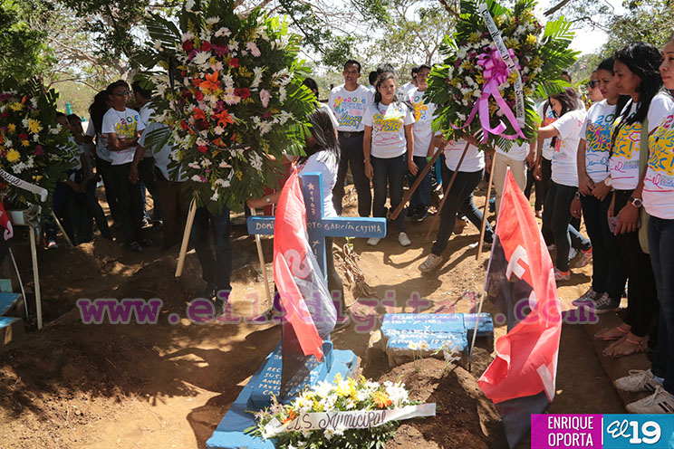 Juventud Sandinista deposita ofrenda florales en tumbas de los h&eacute;roes de la Insurrecci&oacute;n de Monimb&oacute;